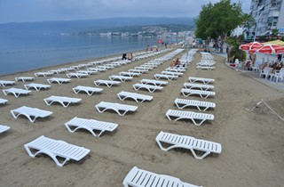 Gemlik Belediyesi’nden halk plajında özel plaj gibi hizmet